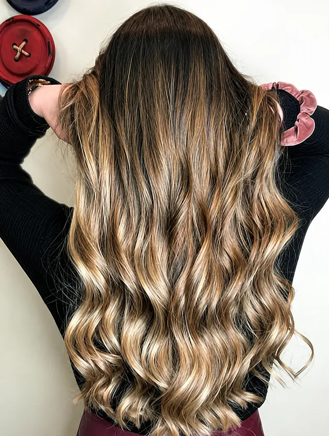 Caramel balayage σε μακρύ κυματιστό μαλλί — GK Hair Salon