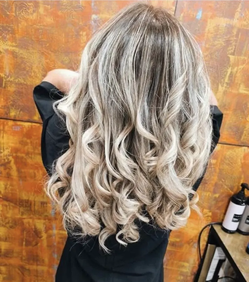 Icy blonde κυματιστό μαλλί — GK Hair Salon